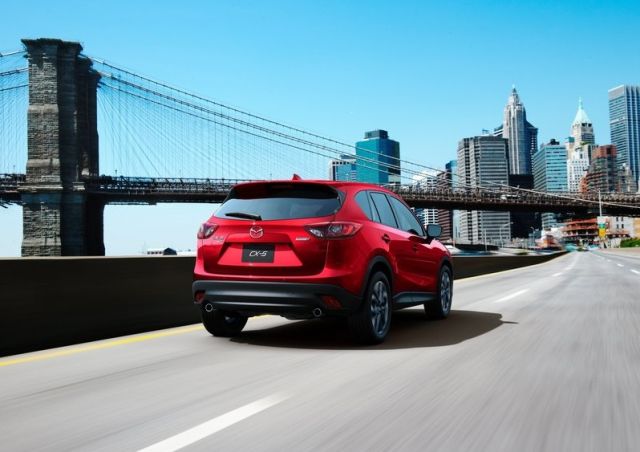 2016 Mazda CX-5 kırmızı gövde arka sürüş görünümü