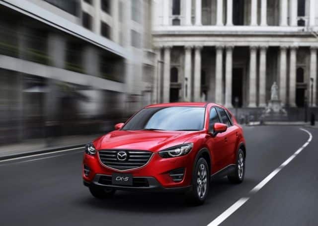 2016 Mazda CX-5 kırmızı gövde şehir sürüşü