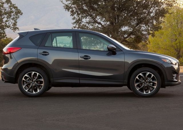 2016 Mazda CX-5 gri gövde yan profil görünümü