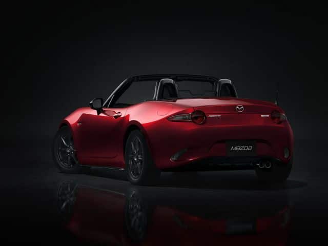 Mazda MX-5 ND açık tavanlı yan görünüm