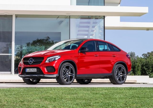 Kırmızı Mercedes-Benz GLE 450 AMG Coupe ön yan görünüm
