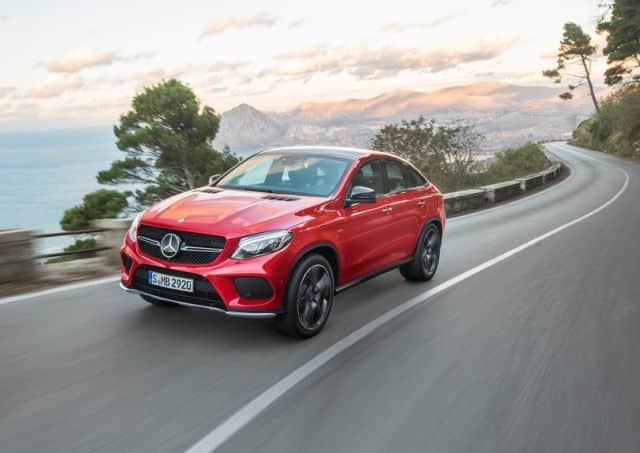 2016 Mercedes-Benz GLE 450 AMG Coupe kırmızı gövdeyle yolda önden üç çeyrek görünüm