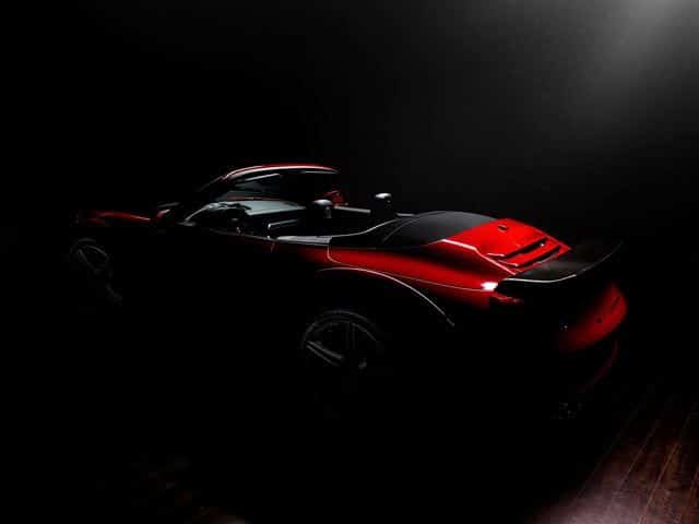 Kırmızı Porsche 911 Cabriolet Stinger arka profili