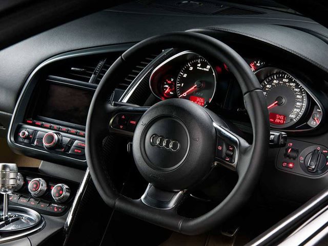 Audi R8 deri kaplı direksiyon ve gösterge paneli