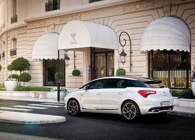 DS5 şehir ortamında arka yan görünüm