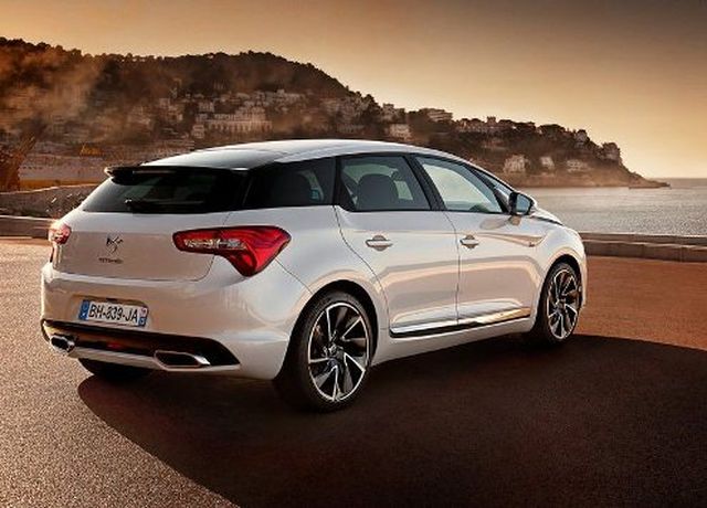 DS5 beyaz gövde arka üç çeyrek görünüm
