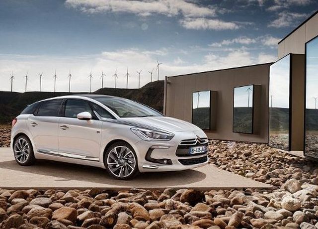 DS5 beyaz gövde ve krom yan detaylar