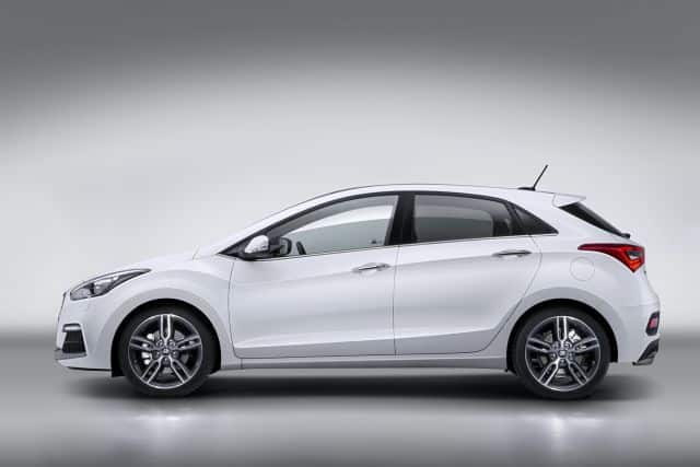 Beyaz Hyundai i30 Turbo beş kapılı yan görünüm