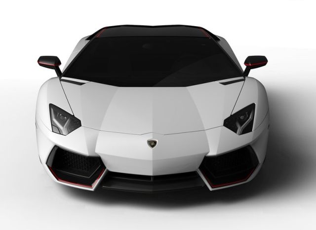 Aventador LP 700-4 Pirelli Edition arka görünümü