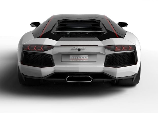 Lamborghini Aventador Pirelli Edition ön ve yan görünümü