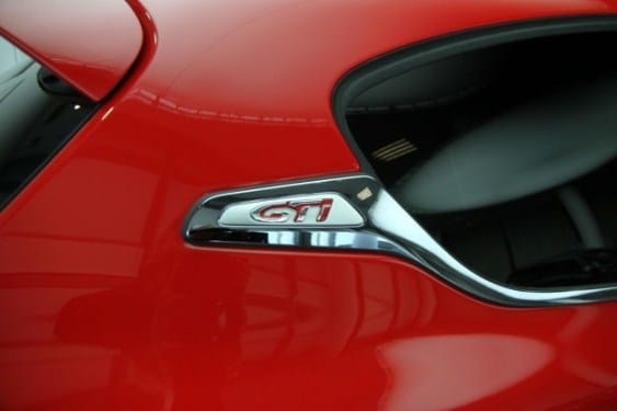 208 GTi arka yan panel kırmızı GTi rozeti