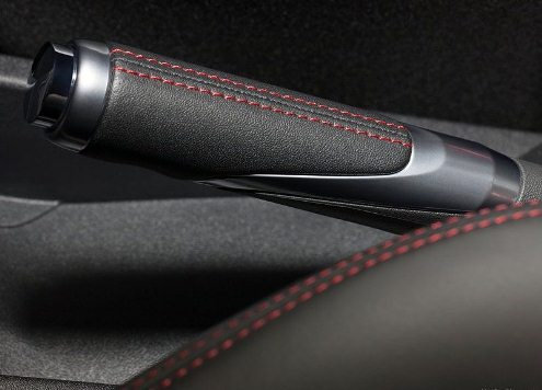 208 GTi kırmızı dikişli el freni
