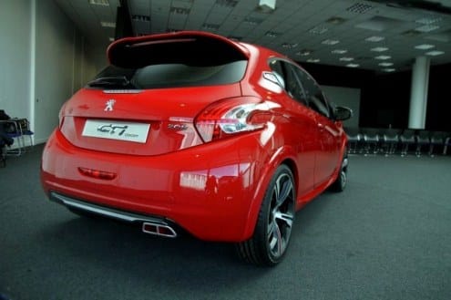 Kırmızı 208 GTi arka tasarım ve egzoz çıkışı