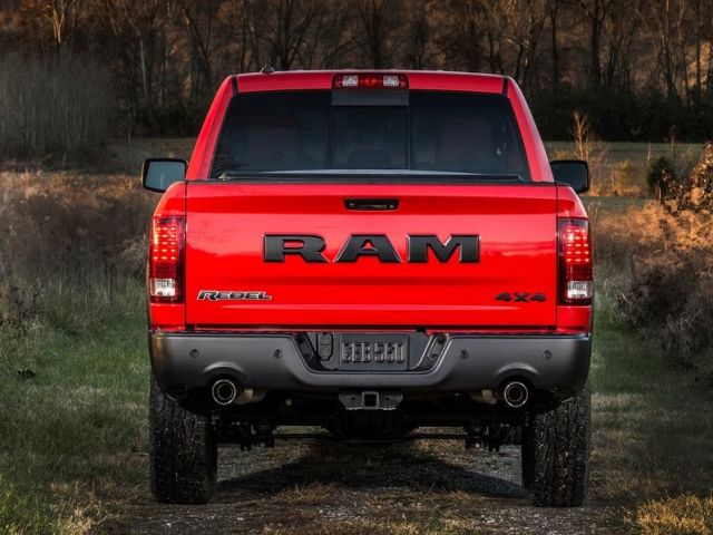 Ram 1500 Rebel yan görünümü ve 33 inç arazi lastikleri