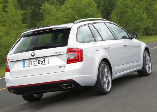 Skoda Octavia vRS Combi arka üç çeyrek görünüm