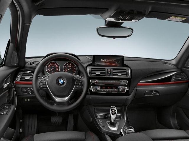 BMW 1 Series F20 LCI otomatik şanzımanlı kokpit görünümü