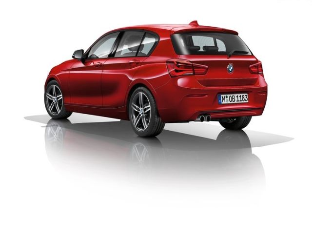BMW 1 Series F20 LCI kırmızı beş kapılı arka üç çeyrek görünüm