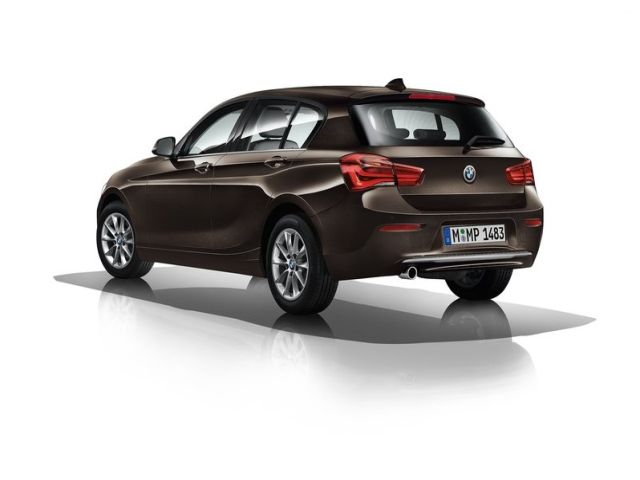 BMW 1 Series F20 LCI kahverengi beş kapılı arka üç çeyrek görünüm