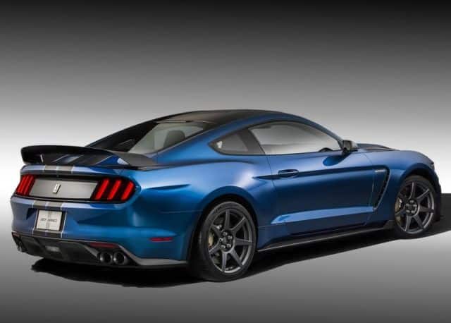 Ford Mustang Shelby GT350R arka üç çeyrek görünümü