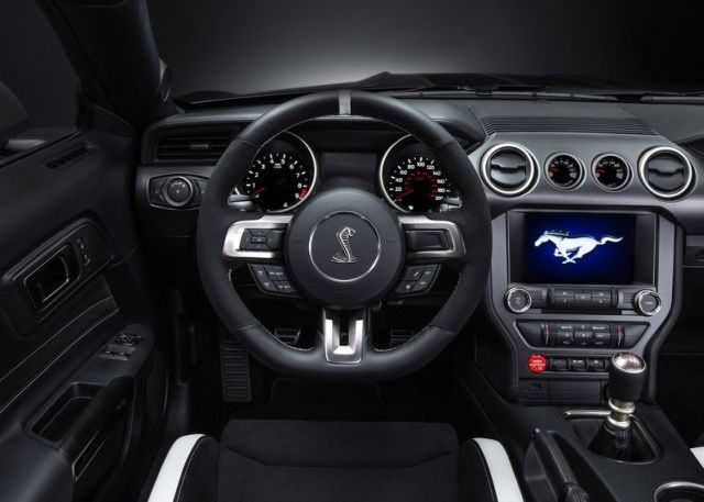 Ford Mustang Shelby GT350R sürücü kokpiti