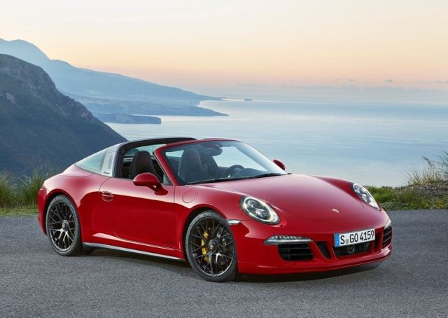 2016 Porsche 911 Targa 4 GTS kırmızı gövde önden üç çeyrek görünüm