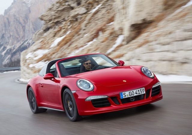 Porsche 911 Targa 4 GTS dağ yolunda açık tavanlı ön görünüm
