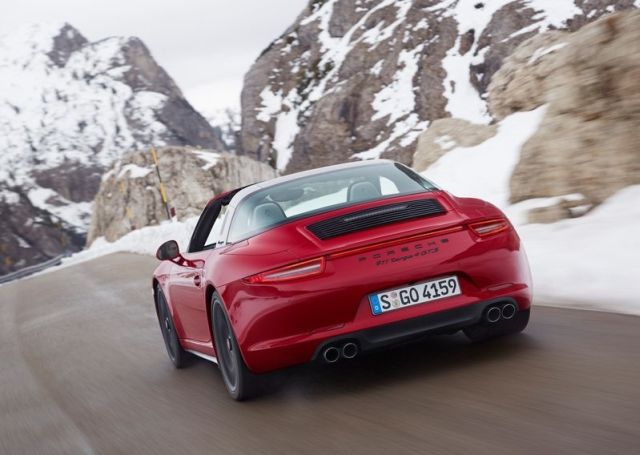 Porsche 911 Targa 4 GTS karlı dağ yolunda arkadan sürüş görünümü