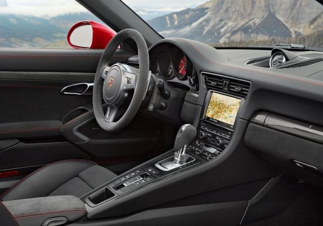Porsche 911 Targa 4 GTS iç mekân PDK vites kolu ve Sport Chrono