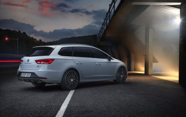 SEAT Leon ST Cupra 280 arkadan dış görünüm