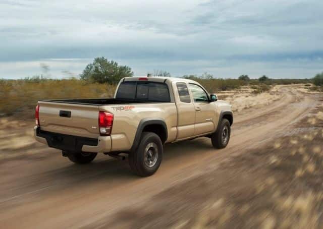 Toyota Tacoma TRD Off-Road Access Cab arka üç çeyrek görünümü