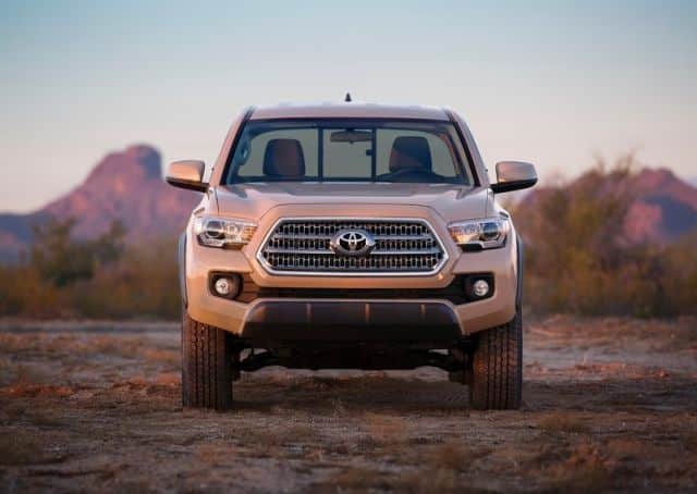 Toyota Tacoma TRD Off-Road Access Cab önden görünüm