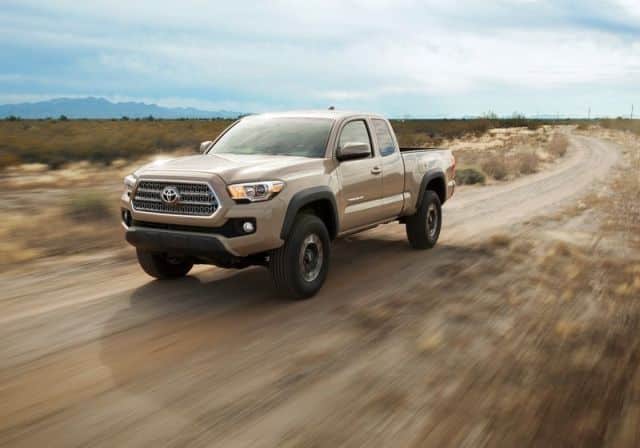Tacoma TRD Off-Road Access Cab toprak yolda sürüş
