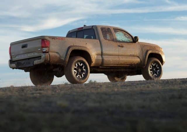 Tacoma TRD Off-Road Access Cab çamurlu arka üç çeyrek görünümü