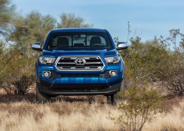 Toyota Tacoma mavi pickup önden görünüm
