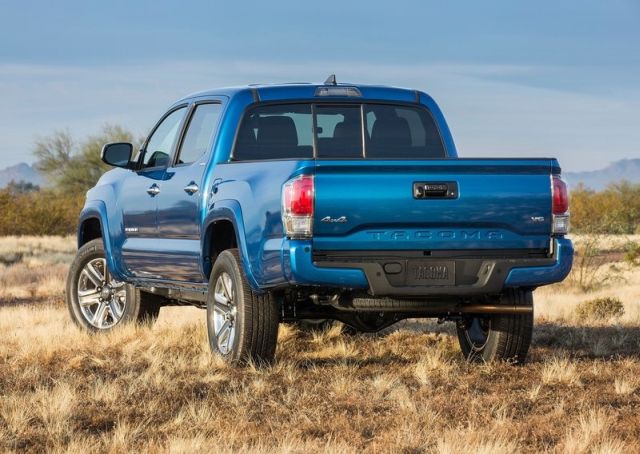 Toyota Tacoma mavi Double Cab arka üç çeyrek görünüm