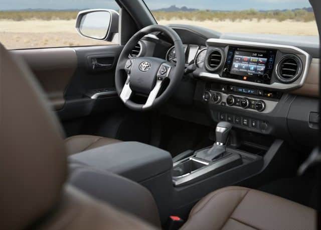 Toyota Tacoma iç mekan direksiyon multimedya ve orta konsol