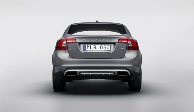 Volvo S60 Cross Country arkadan görünüm
