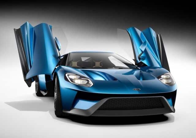 Ford GT açık kapılarla ön görünüm