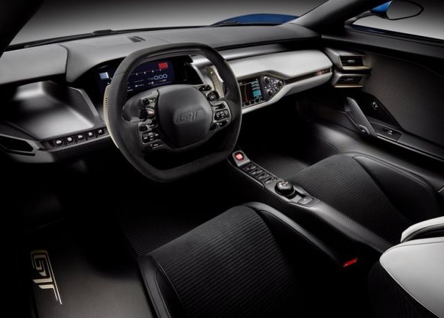 Ford GT kokpit ve dijital gösterge görünümü