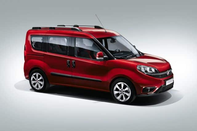Fiat Doblo Combi kırmızı ön üç çeyrek görünüm