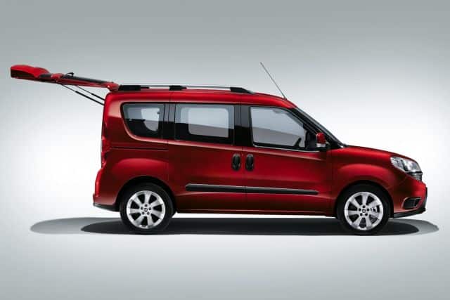 Fiat Doblo Combi kırmızı yan görünüm ve açık bagaj kapağı