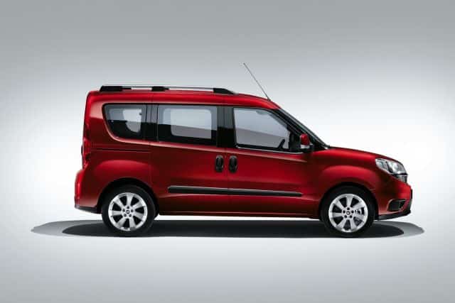 Fiat Doblo Combi kırmızı yan görünüm