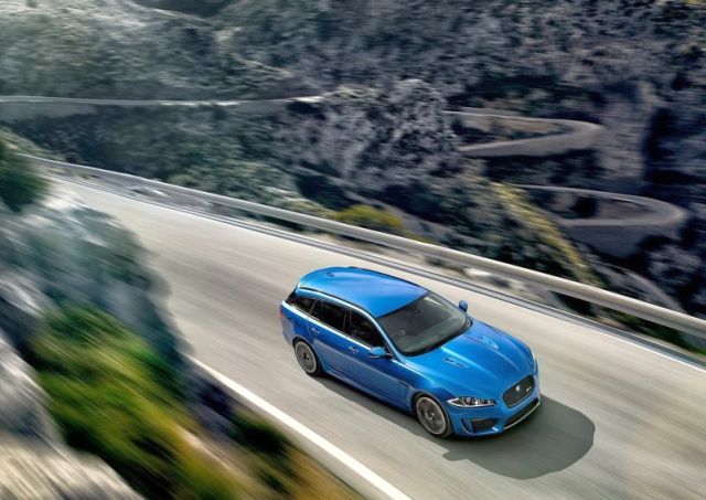 Jaguar XFR-S Sportbrake önden üst açı