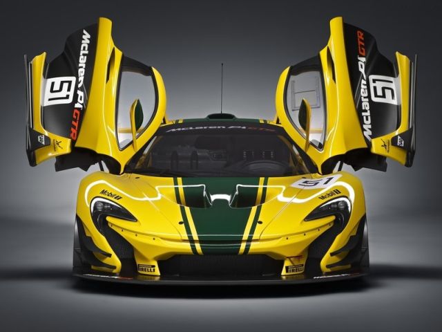 2015 McLaren P1 GTR önden görünüm ve açık kapılar