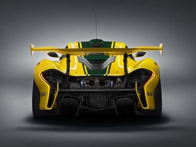 McLaren P1 GTR arka kanat ve çift egzoz görünümü