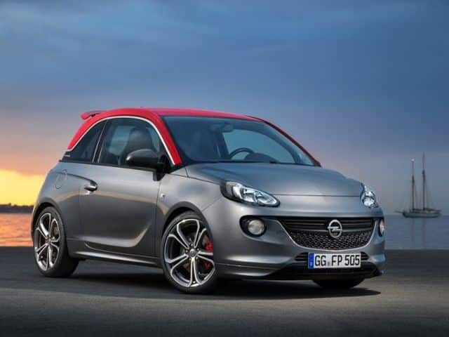 Opel ADAM S kırmızı tavanlı ön üç çeyrek görünümü