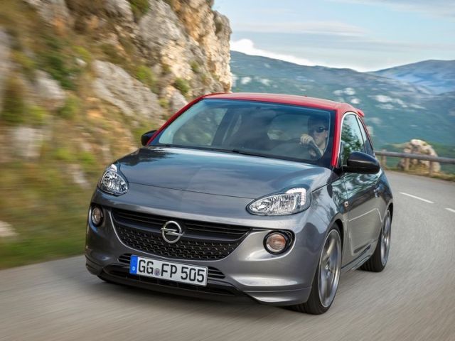 Opel ADAM S önden viraj üzerindeki sürüş görünümü
