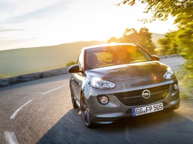 Opel ADAM S gün batımında önden sürüş görünümü