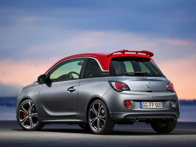 Opel ADAM S kırmızı tavanlı arka üç çeyrek görünümü
