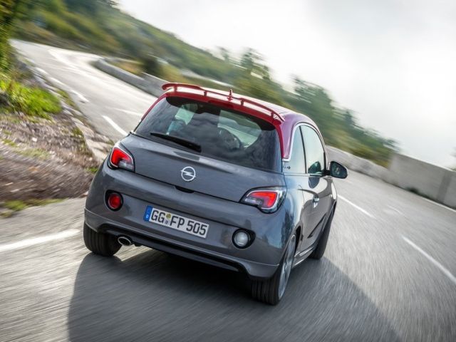 Opel ADAM S arkadan viraj üzerindeki sürüş görünümü